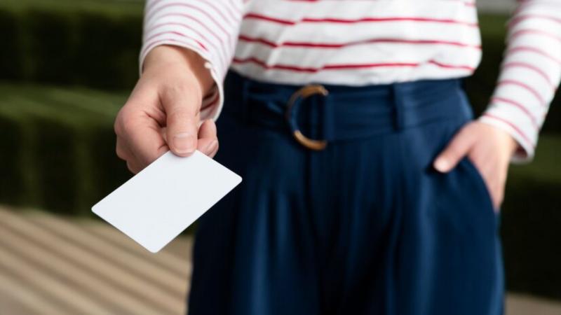 Como o cartão de ponto por aproximação transforma o controle de frequência